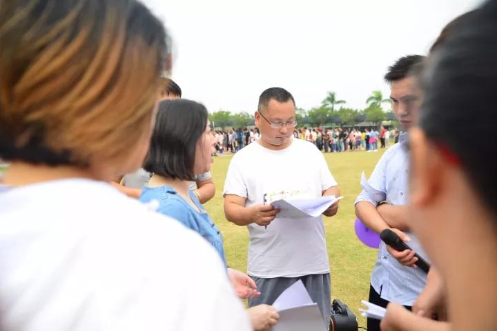 口哨發(fā)令、旗幟落下，比賽的完美呈現(xiàn)，離不開裁判員的辛苦付出，低調(diào)是他們的代名詞