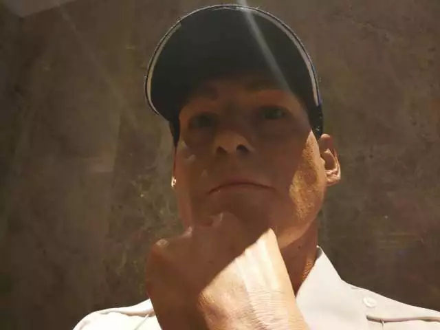 凌厲的眼神流轉，目光如炬，手掌的青筋清晰暴出，歲月的紋路無情橫亙——樹脂雕塑《站崗》