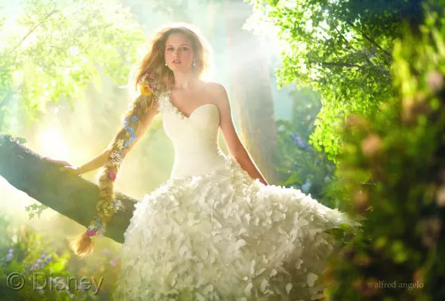 假若將玻璃鋼船艇比喻成一位女生，那么膠衣就是她華美的衣裳！