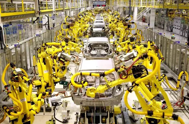 工業(yè)機(jī)器人已經(jīng)在汽車廠、船艇廠等工作場景證明了自己的價值