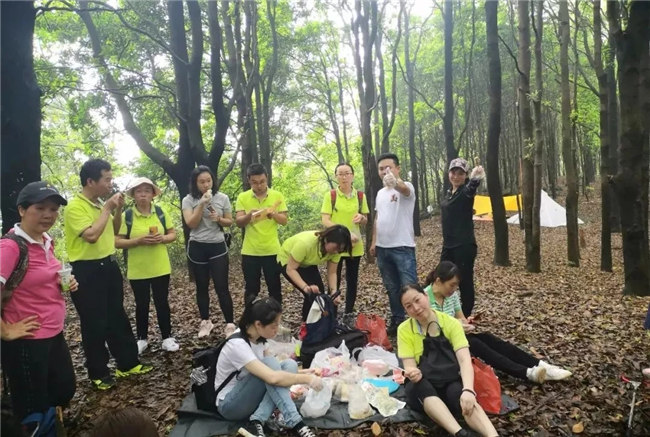 博皓人勞作過(guò)后，分享、享受美食