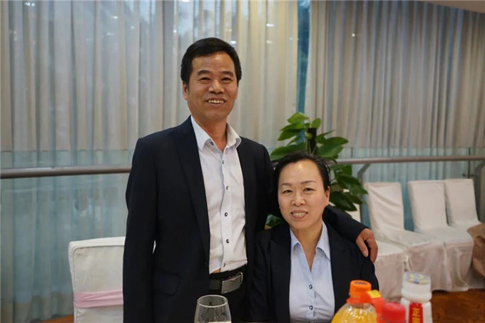 博皓家人們歡聚一堂，把酒言歡，開(kāi)懷暢飲