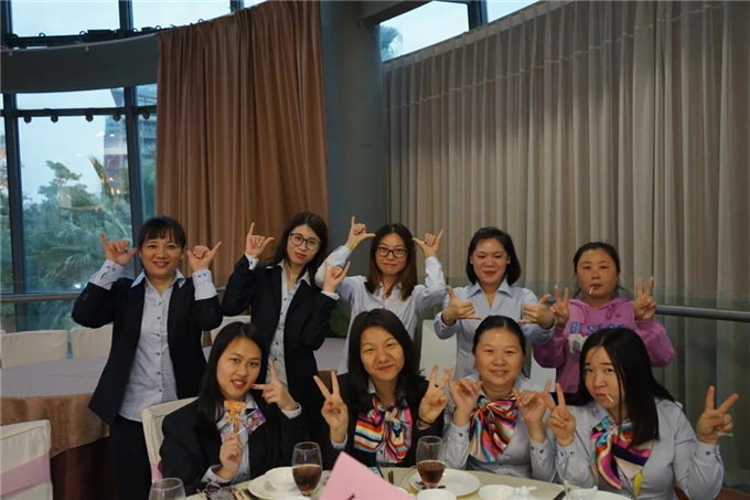 博皓家人們歡聚一堂，把酒言歡，開(kāi)懷暢飲-3