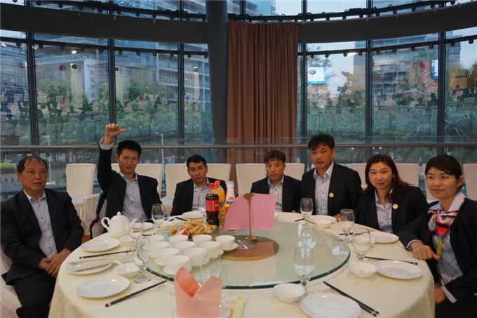 博皓家人們歡聚一堂，把酒言歡，開(kāi)懷暢飲-4
