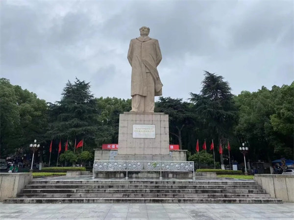 湖南大學，毛主席雕像