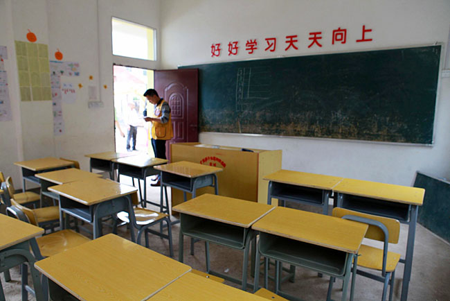 梅嶺小學(xué)僅有20多個(gè)學(xué)生，只有包括1個(gè)校長(zhǎng)在內(nèi)的3個(gè)老師