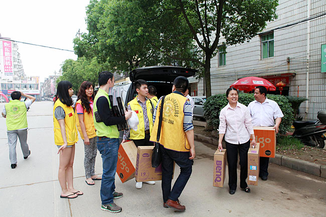 車隊(duì)到達(dá)備田小學(xué)，隨車捐贈(zèng)的物資送到小學(xué)