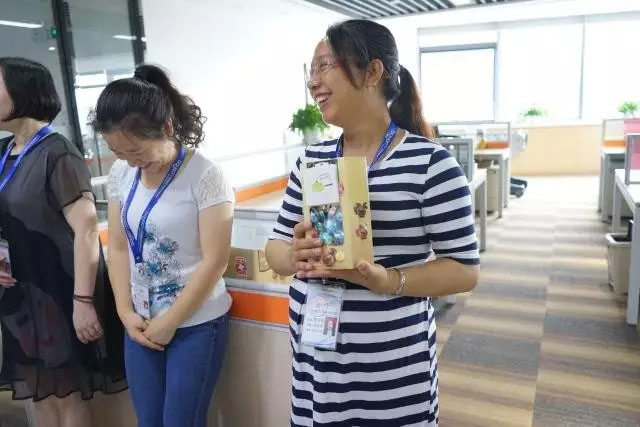 女神媽媽收到禮物后喜悅之情溢于言表，是不是很迷人呢？