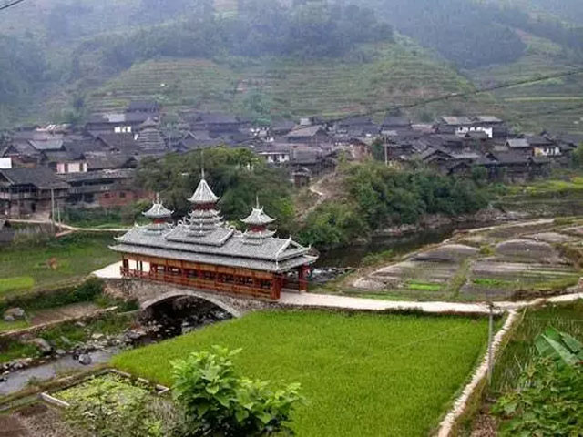 來到古樸的岜扒，這里自然生態(tài)完好，吊腳樓、鼓樓、花橋掩映于叢林